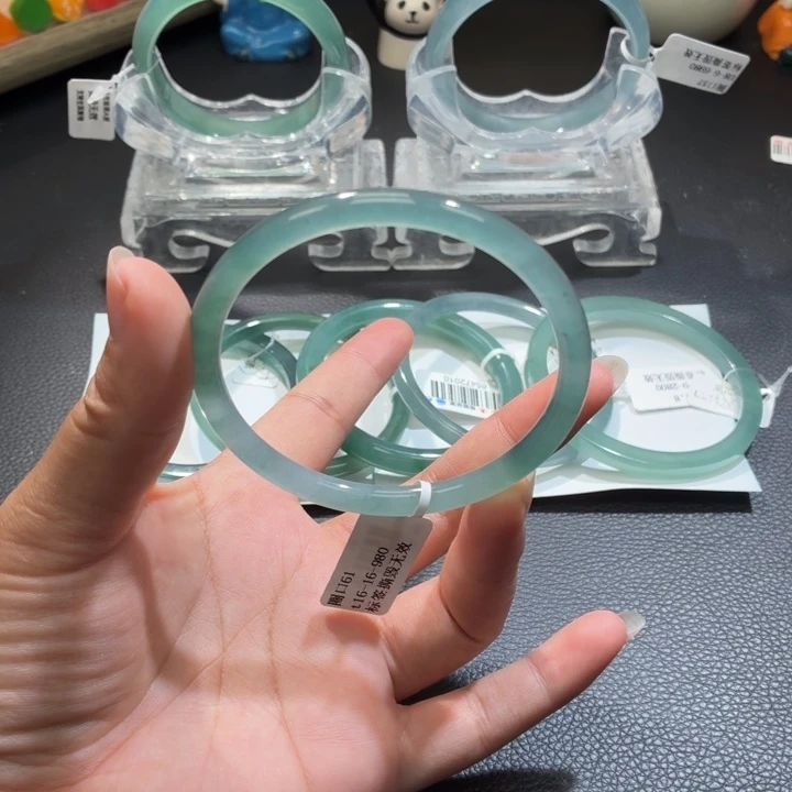 团***族翡翠未镶嵌手镯渐变冰晴水