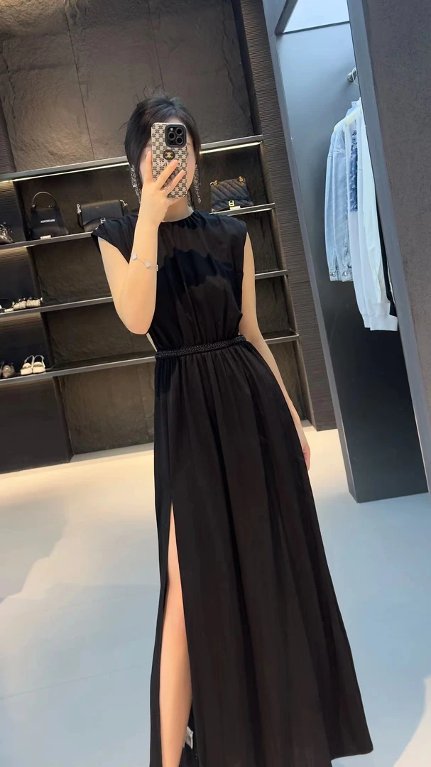 经典黑色无袖曳地裙，精致收腰+高开叉，吸睛必备