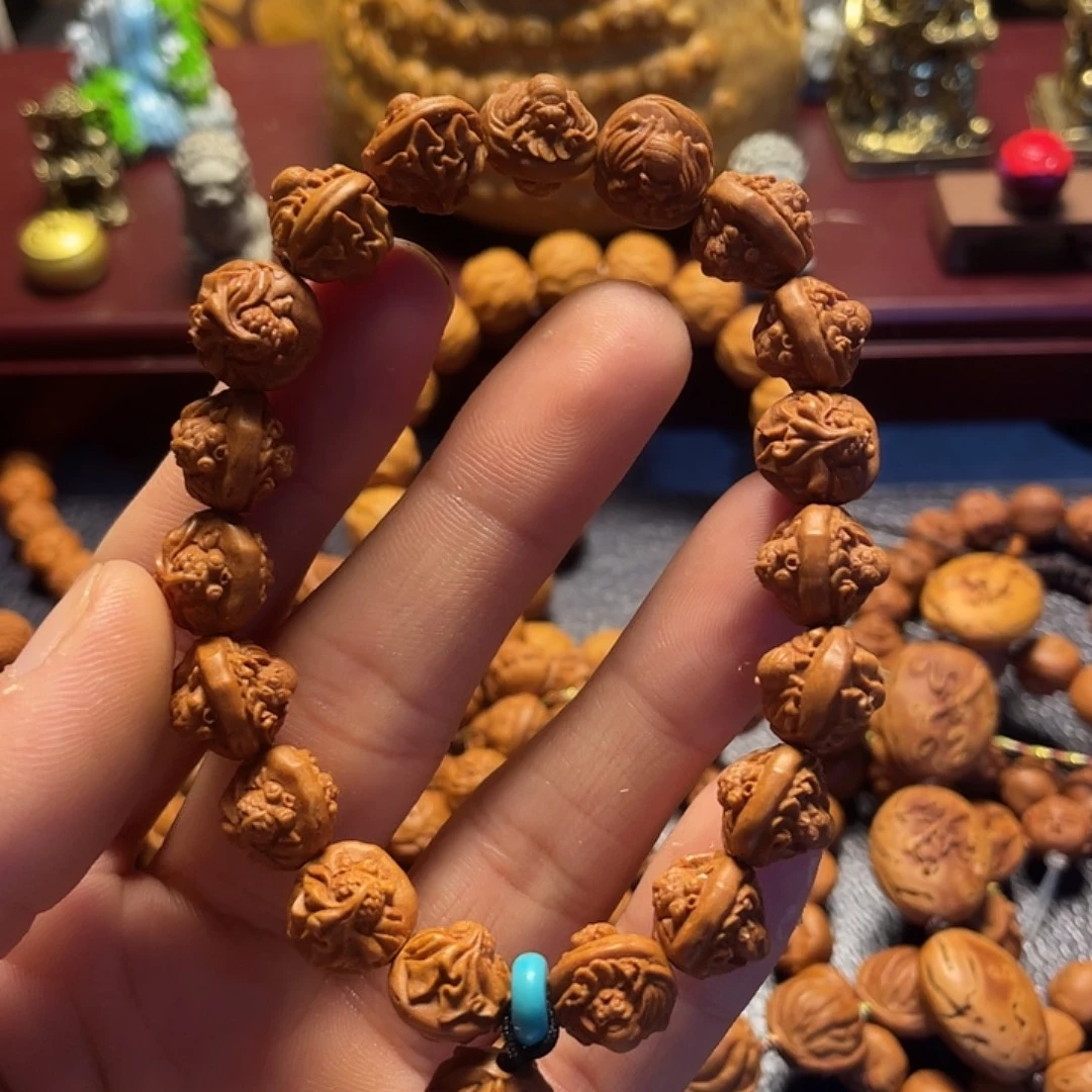 龙纹桃核雕刻富贵有余