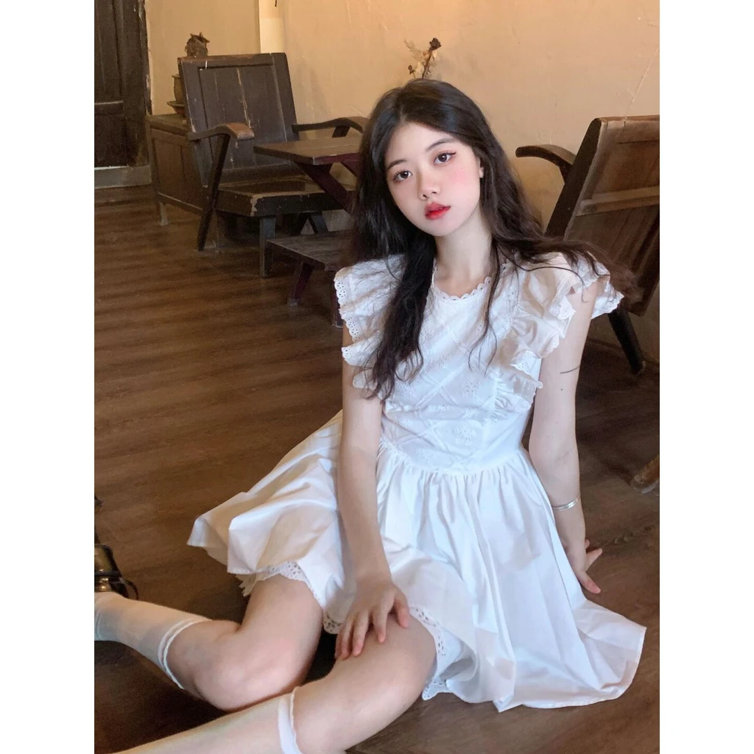 1185纯白茉莉 法式波浪纹小心机露背镂空拼接飞袖法式短连衣裙