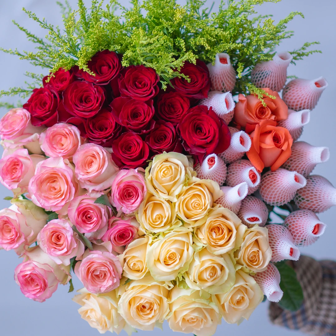 艾莎10枝+红玫瑰10枝+粉玫瑰10枝+香槟10+配草一扎+鲜花营养液2包