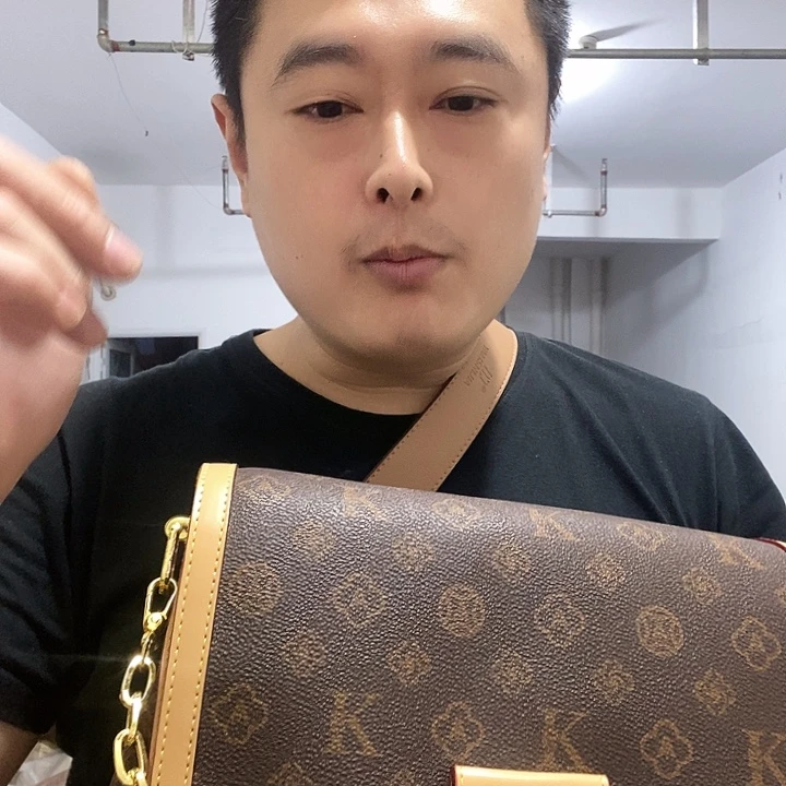 黄牛皮（革）鳄鱼皮（革）犏牛皮（革）