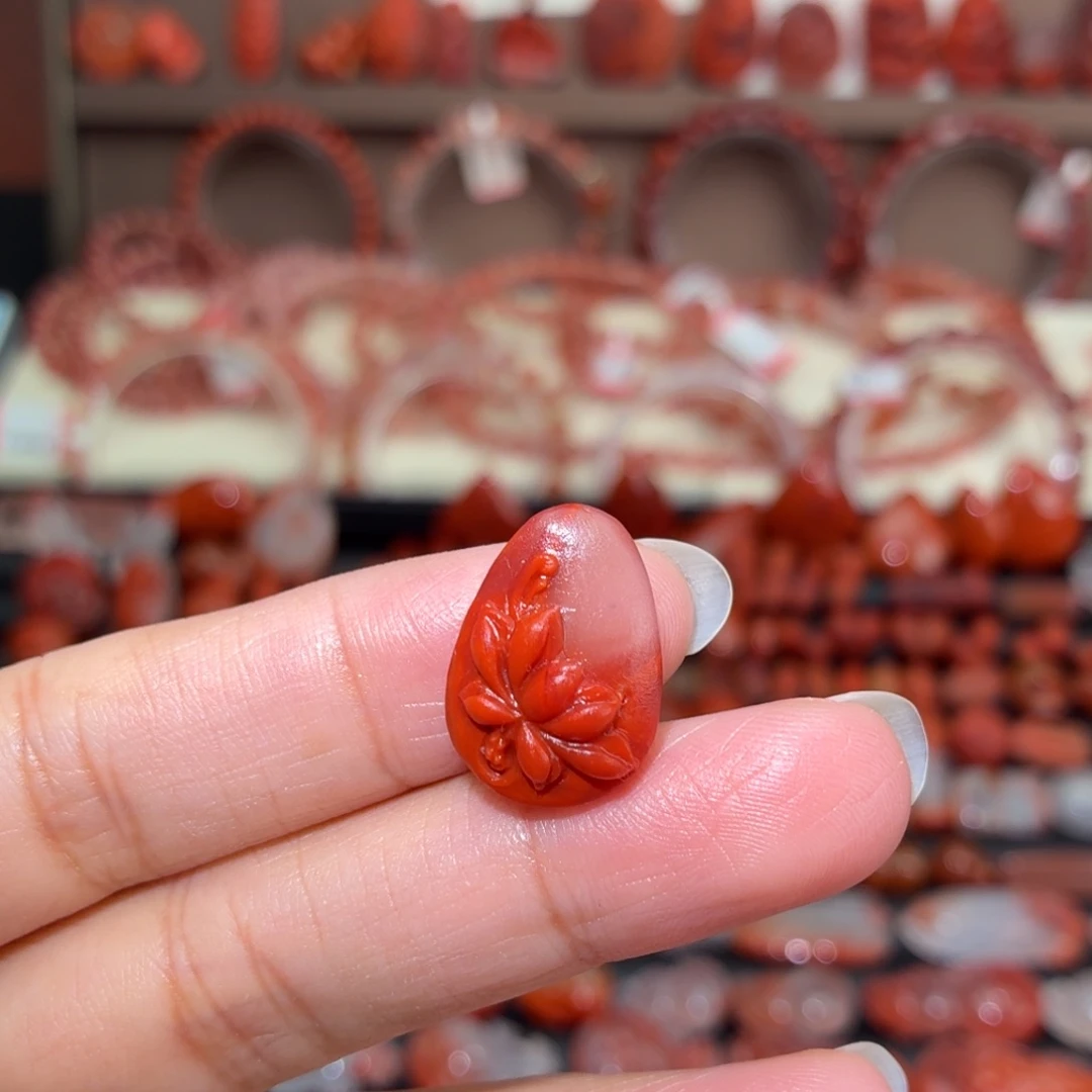 南红玛瑙未镶嵌颈饰莲花牌子