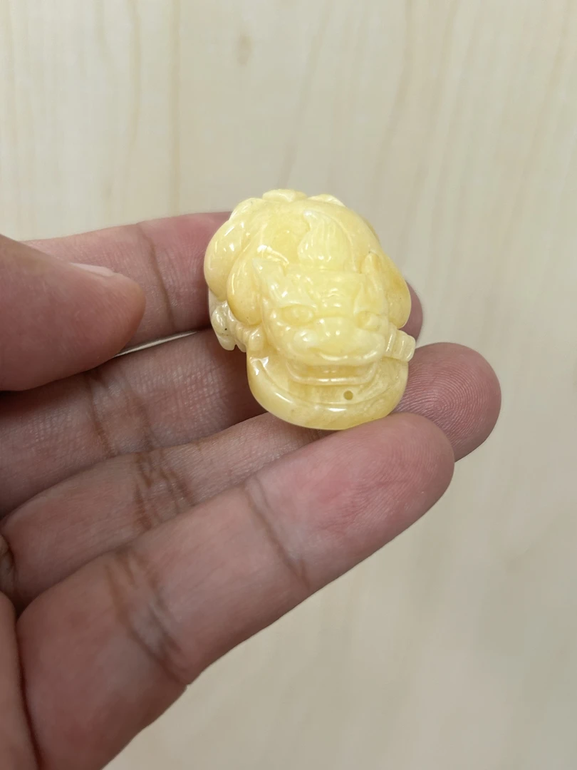 琥珀蜜蜡俄料白花蜡雕刻件10.33克