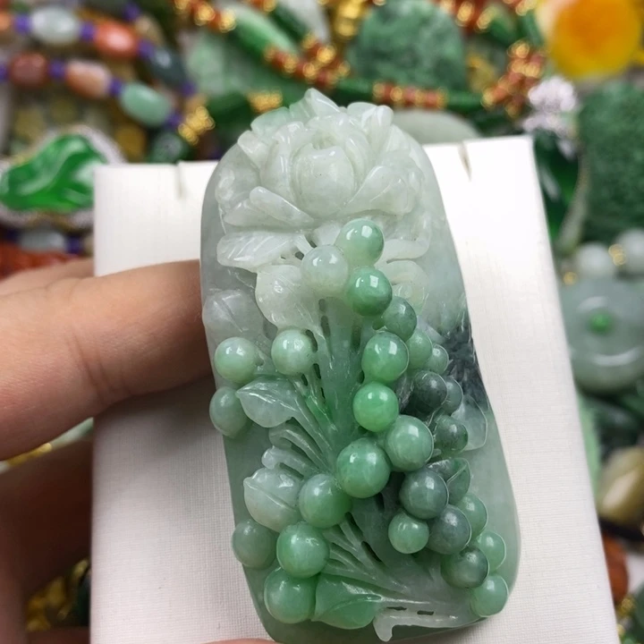 翡翠未镶嵌吊坠(赠链)