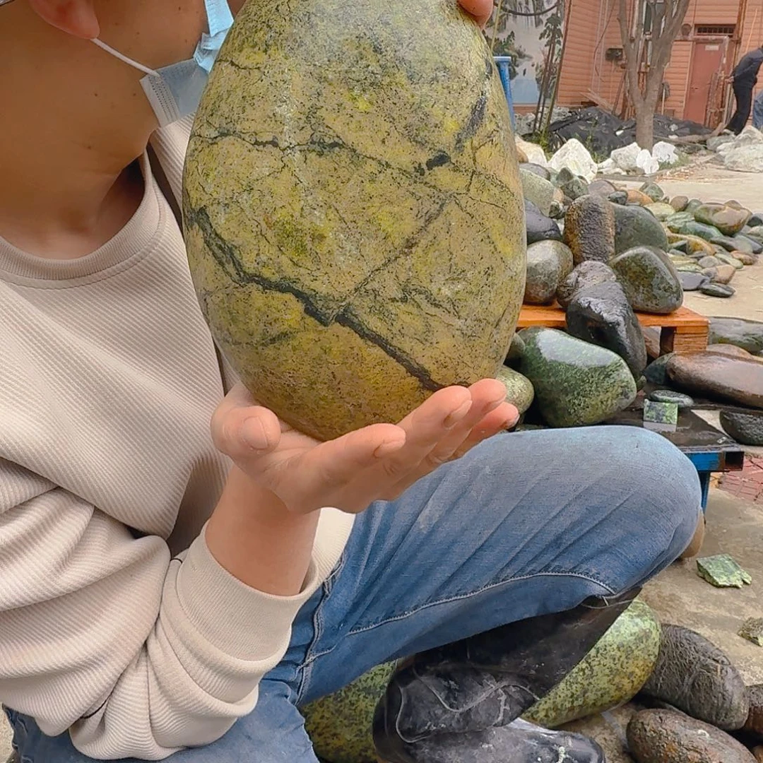 兰***涂蛇纹石玉未镶嵌天然原石摆件工艺