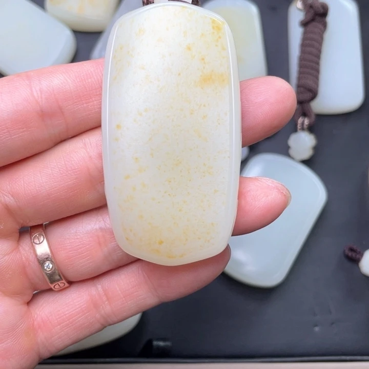 和田玉未镶嵌颈饰?