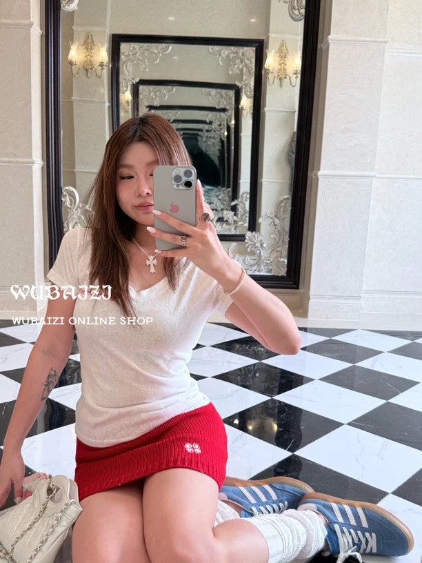 WUBAIZI ｜胸前红字母背后白色图案小v领短袖