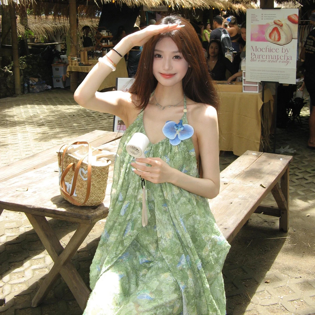 海边度假风绿色碎花挂脖连衣裙子女2025夏季新款法式沙滩吊带长裙