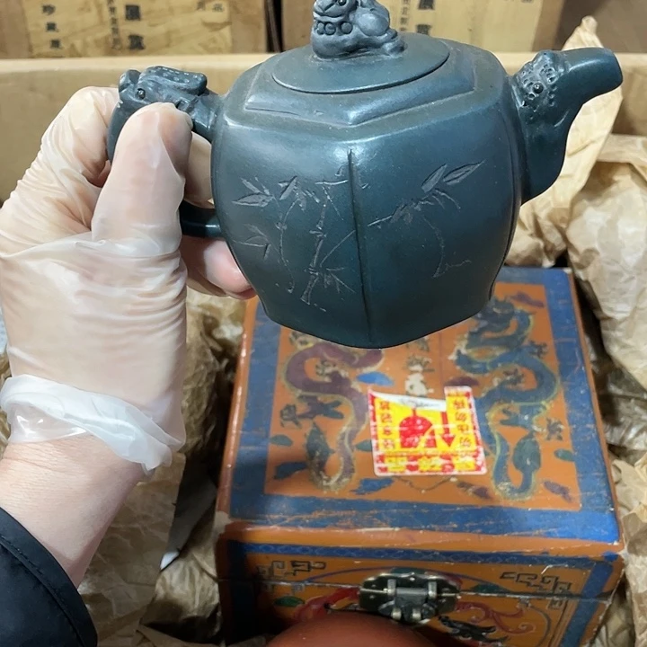 茶壶紫砂矿泥料，纯手工制作的一把紫砂壶。