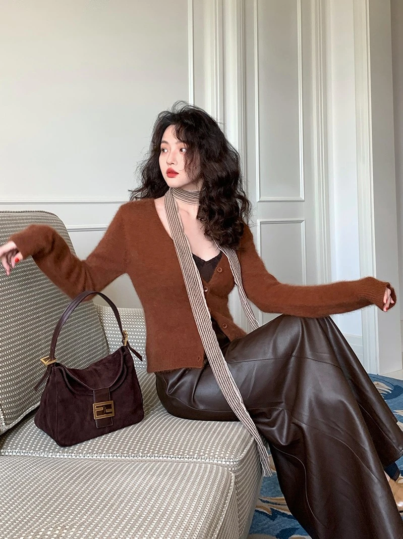 酒午自制港风复古秋新浣熊绒V领针织衫女软糯风短款开衫KLF3354