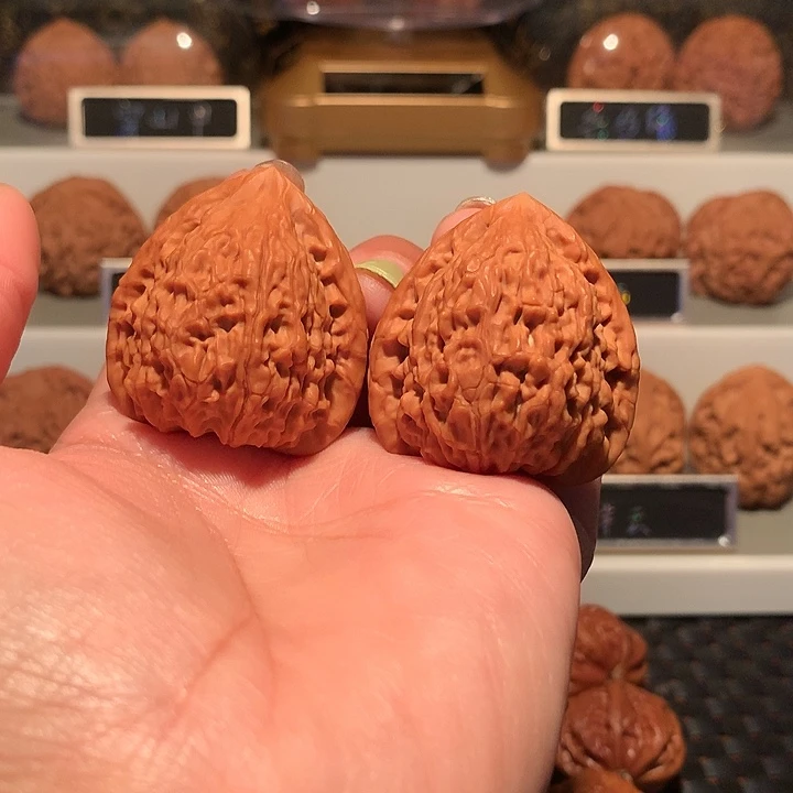 凯***开文玩核桃把件一抹红