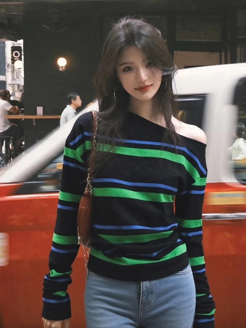 2025秋季轻奢高级小众不撞款上衣减龄斜露肩绿色条纹毛衣针织衫女
