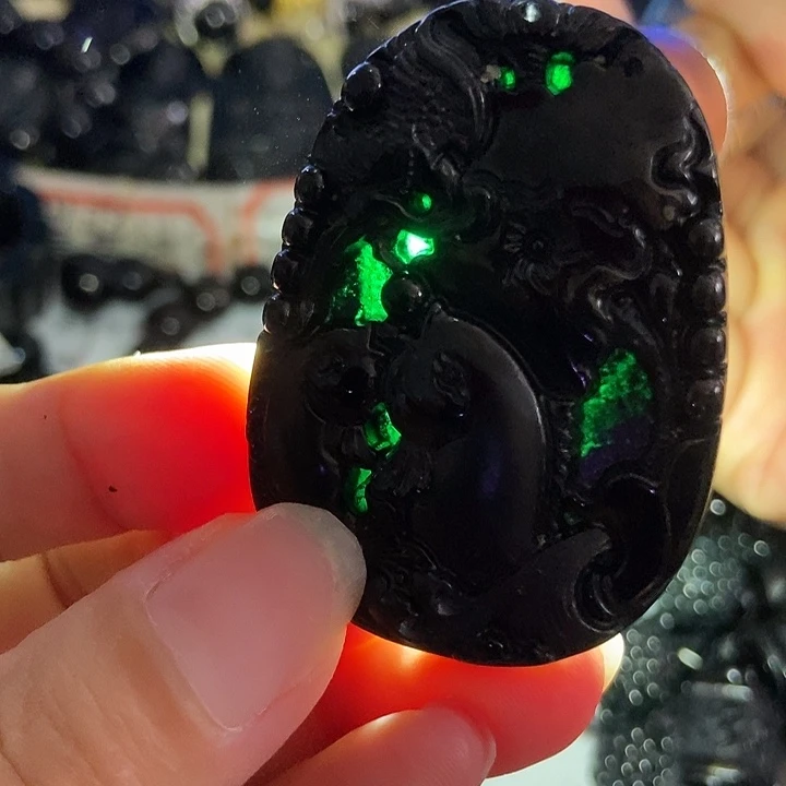 翡翠未镶嵌颈饰墨翠荷叶鱼