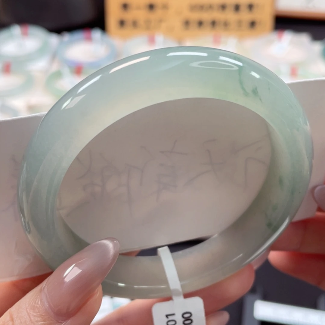 未镶嵌手镯翡翠?60冰透起光冰茶绿飘绿花