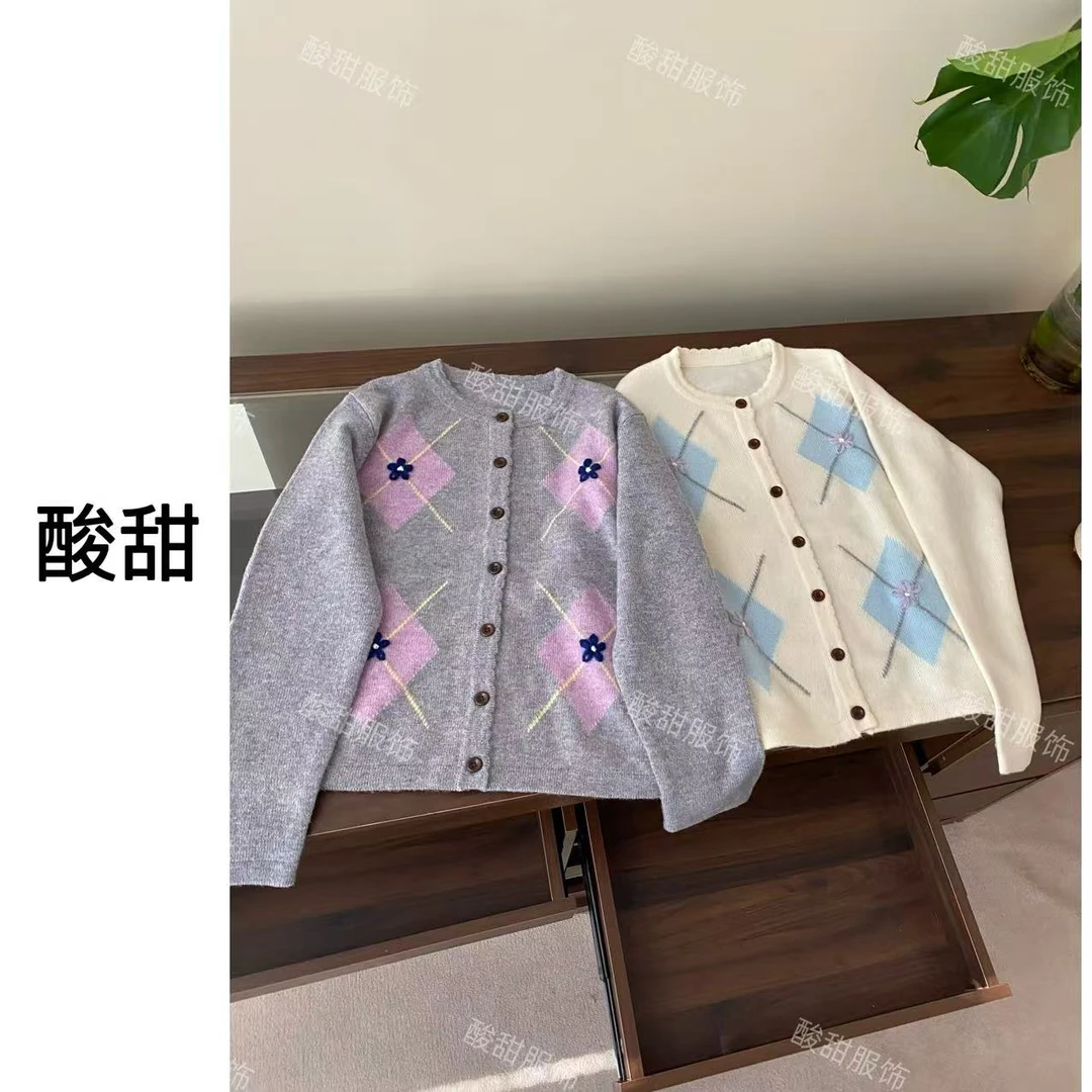 【酸甜】100%绵羊毛韩系hone家菱格手工小花木扣针织开衫毛衣