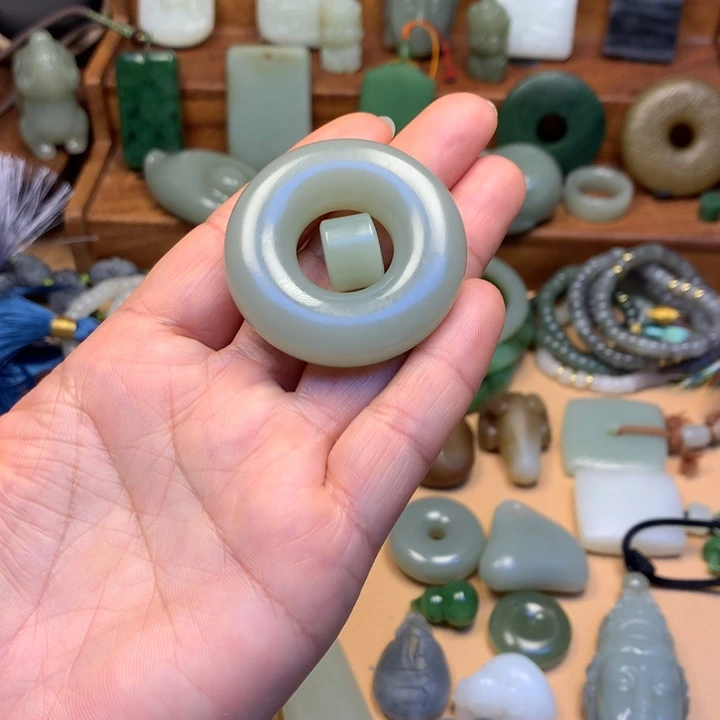 贪***子和田玉未镶嵌颈饰