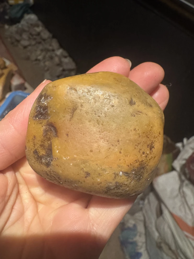 老挝南部田黄原石