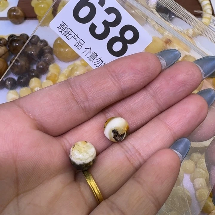 合***裸石琥珀未镶嵌10瑕疵