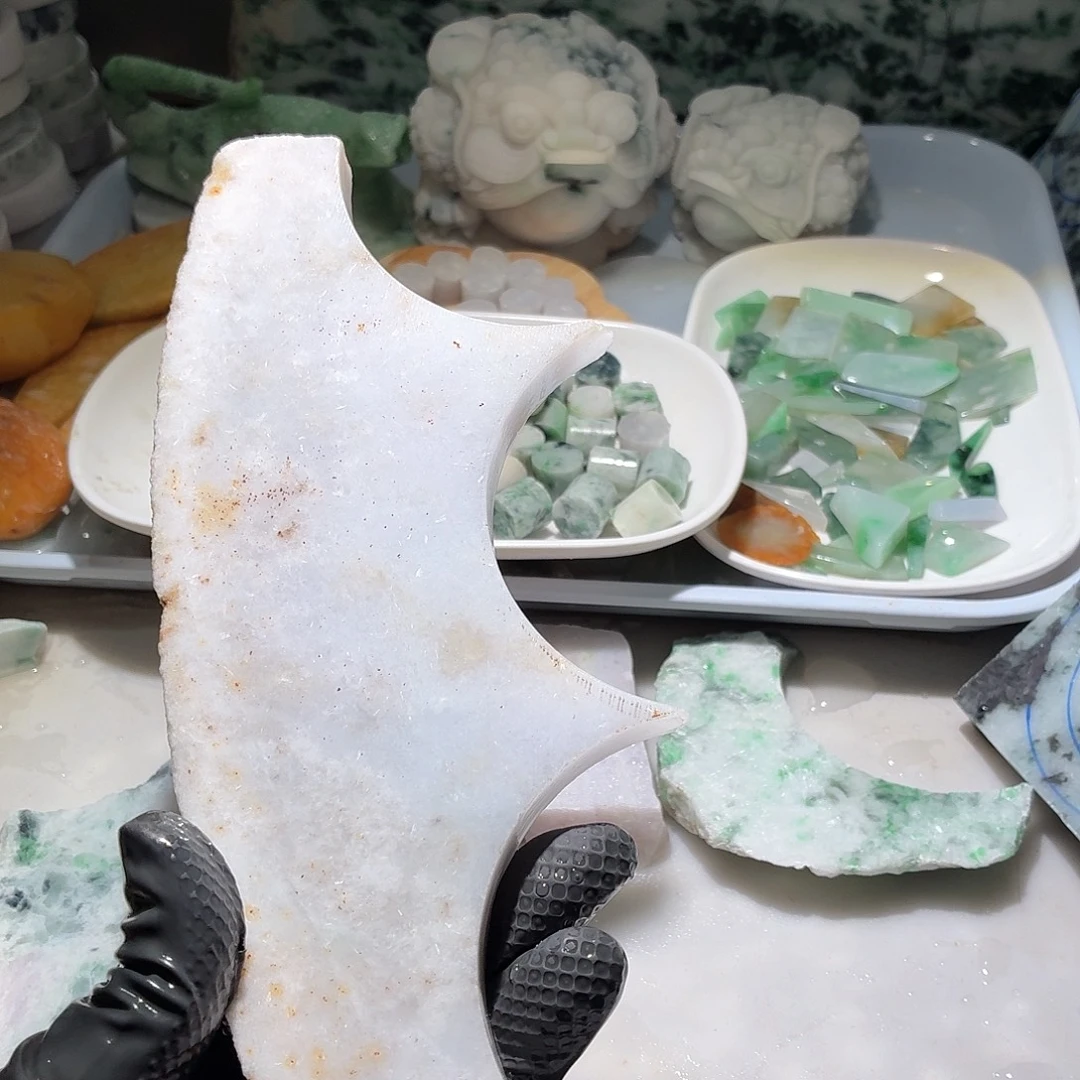 翡翠未镶嵌颈饰边角料
