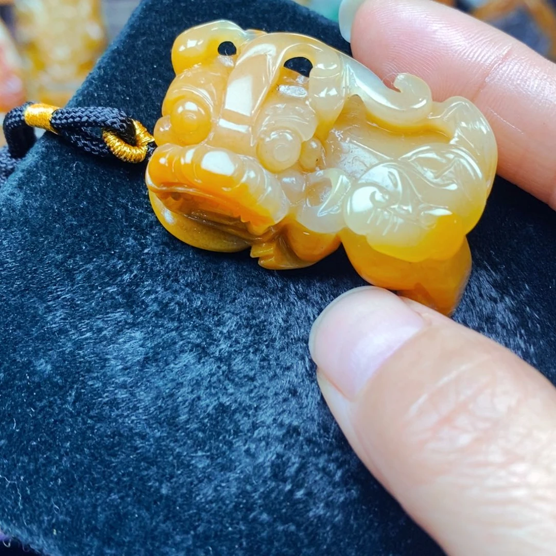 未镶嵌石英质玉（黄龙玉）颈饰