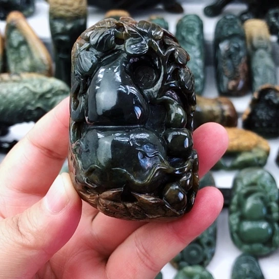 未镶嵌岫岩河磨玉（透闪石质玉）把件