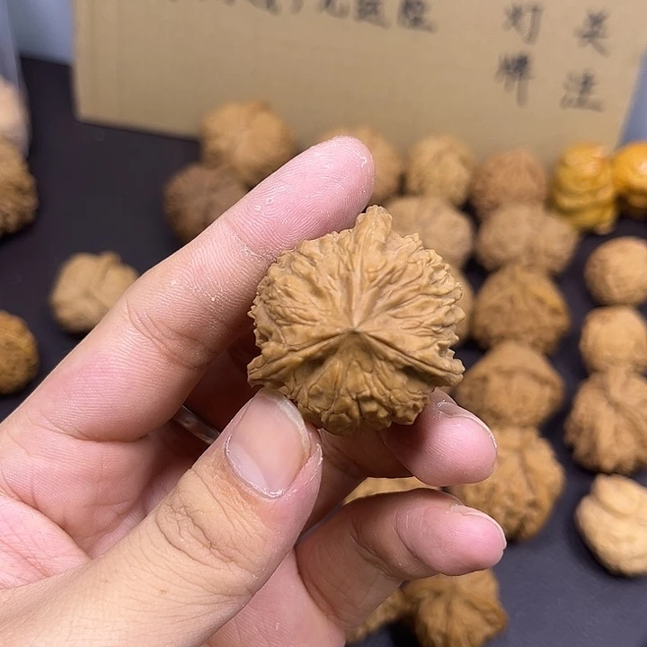 超***生吊坠桃核三棱人奔