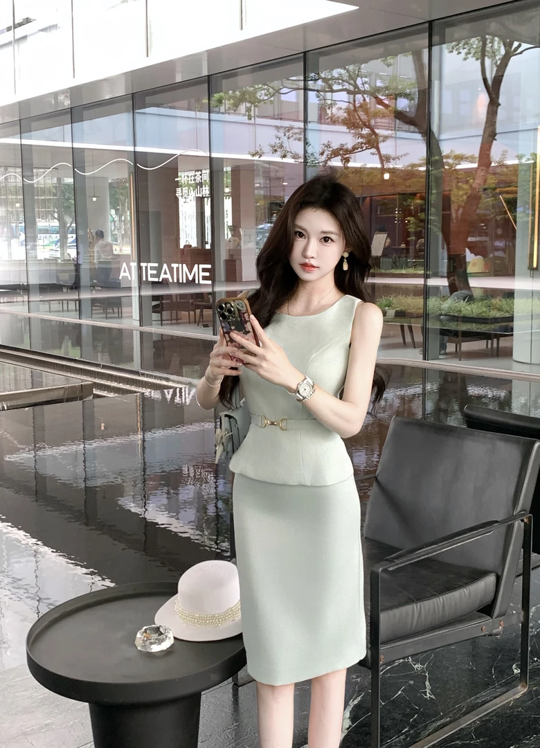 小岚同学「瑰丽佳人」法式无袖轻奢气质收腰小众设计感时尚显瘦套装