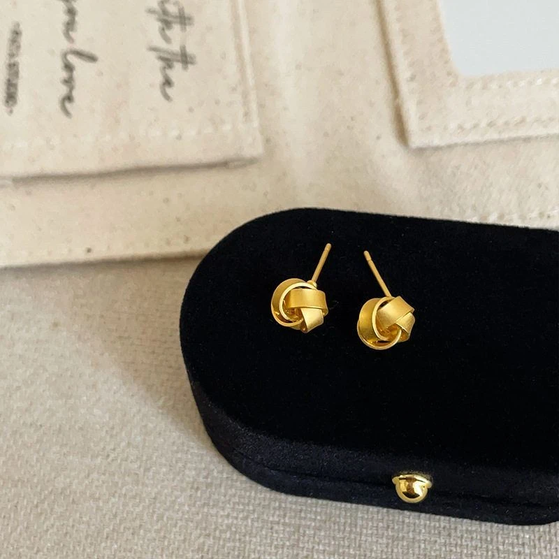 非金属亚克力耳饰 金色迷你扭结同心结耳钉女简约设计感个性时尚