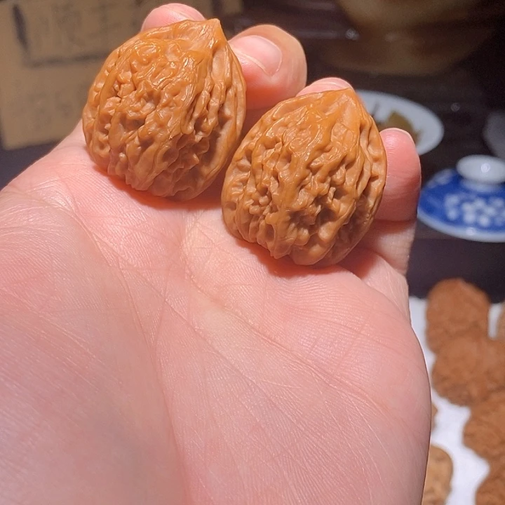 文玩核桃手把件野生水晶虎