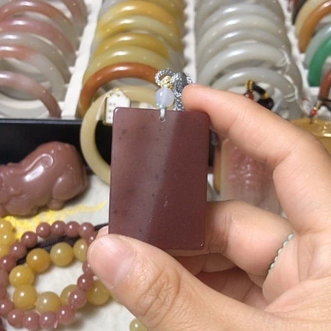 石英质玉未镶嵌颈饰