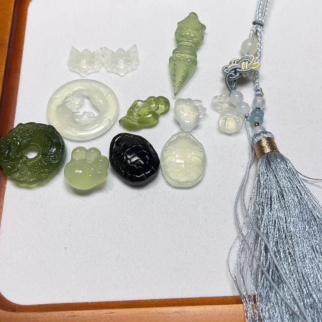 汀***雨岫玉未镶嵌颈饰吊坠