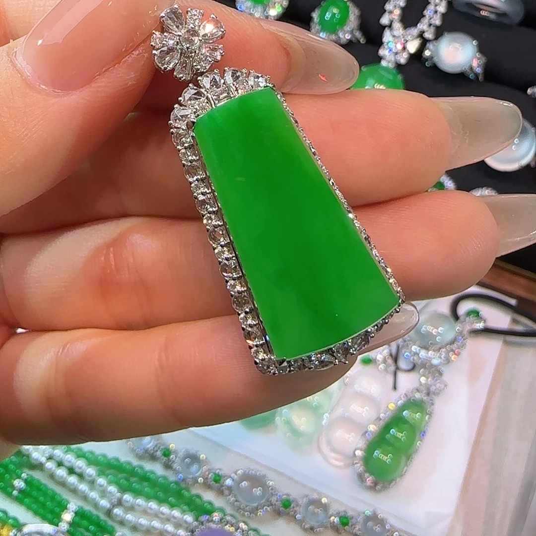 翡翠18K金镶嵌颈饰