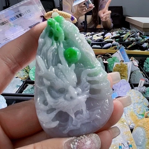 翡翠未镶嵌颈饰一个