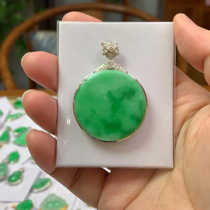 翡翠颈饰18K金镶嵌翡翠吊坠