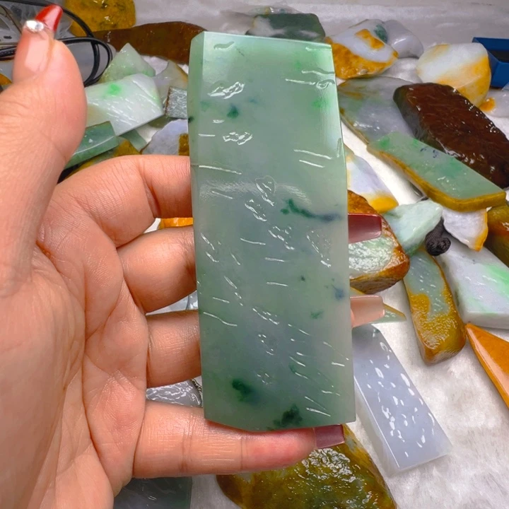 翡翠颈饰未镶嵌時****?翡翠