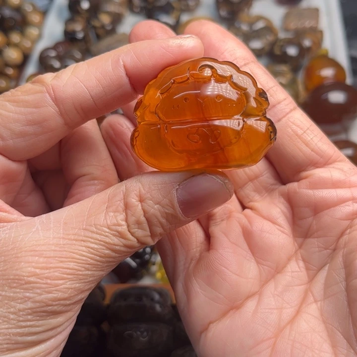 琥珀未镶嵌颈饰羊