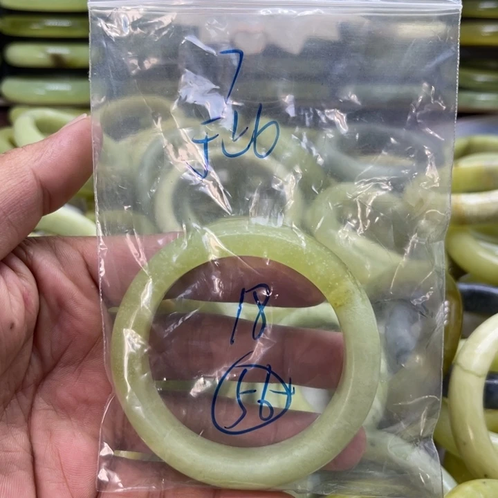 于***此蛇纹石玉未镶嵌手镯