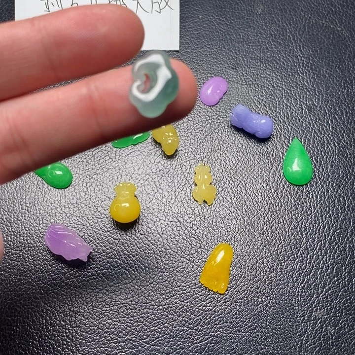 翡翠未镶嵌颈饰挂件