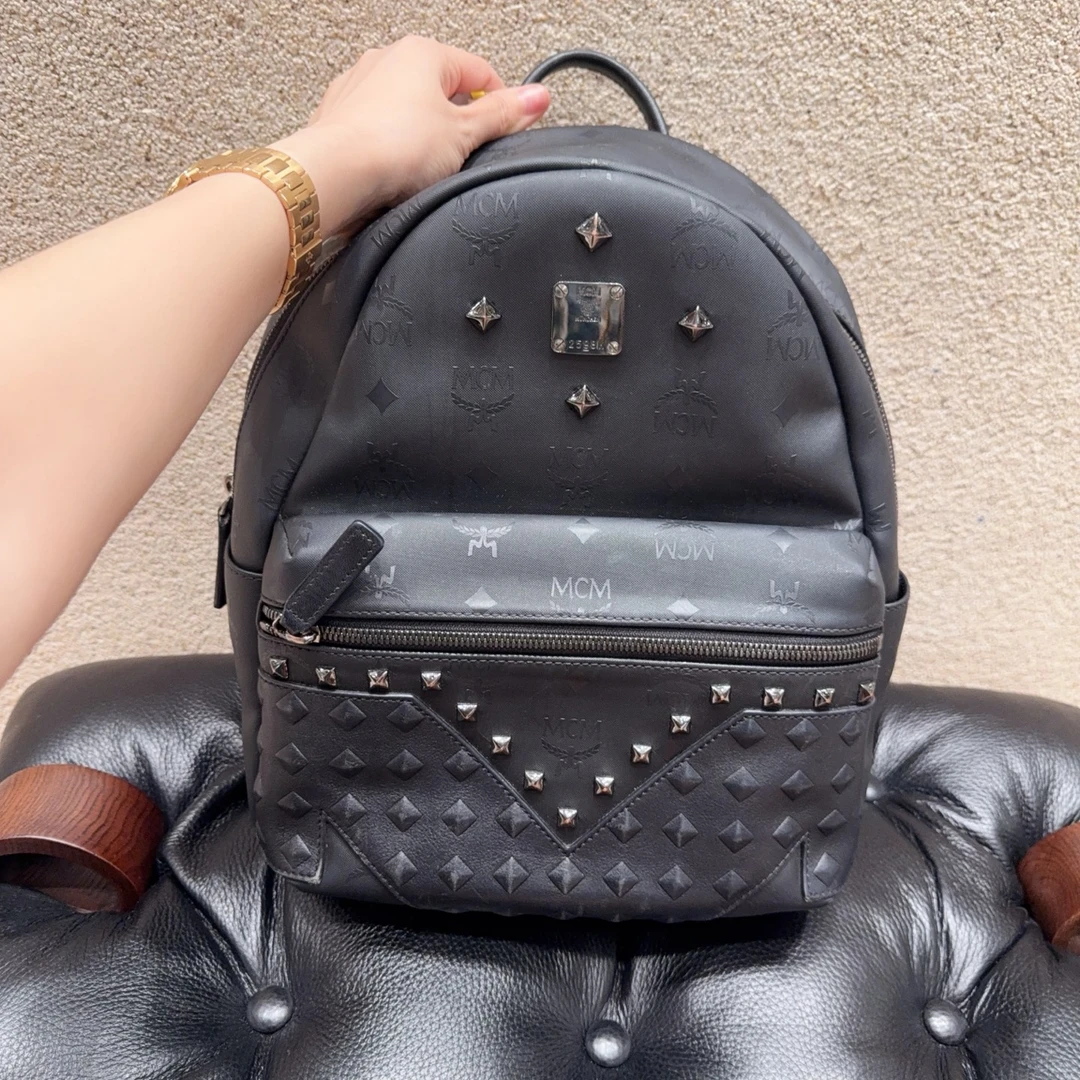 99新 MCM 黑色老花满印铆钉手提双肩包！尺寸27*32*13cm！