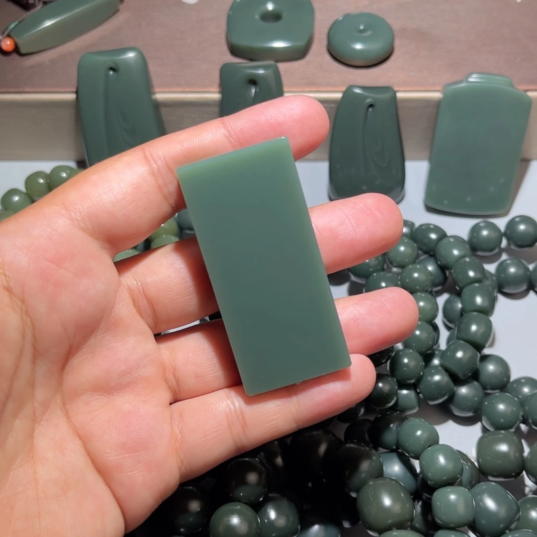 敖***肆和田玉未镶嵌颈饰