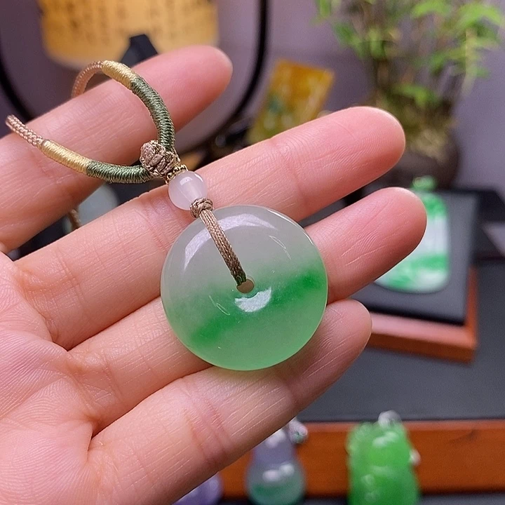 翡翠未镶嵌吊坠(赠链)