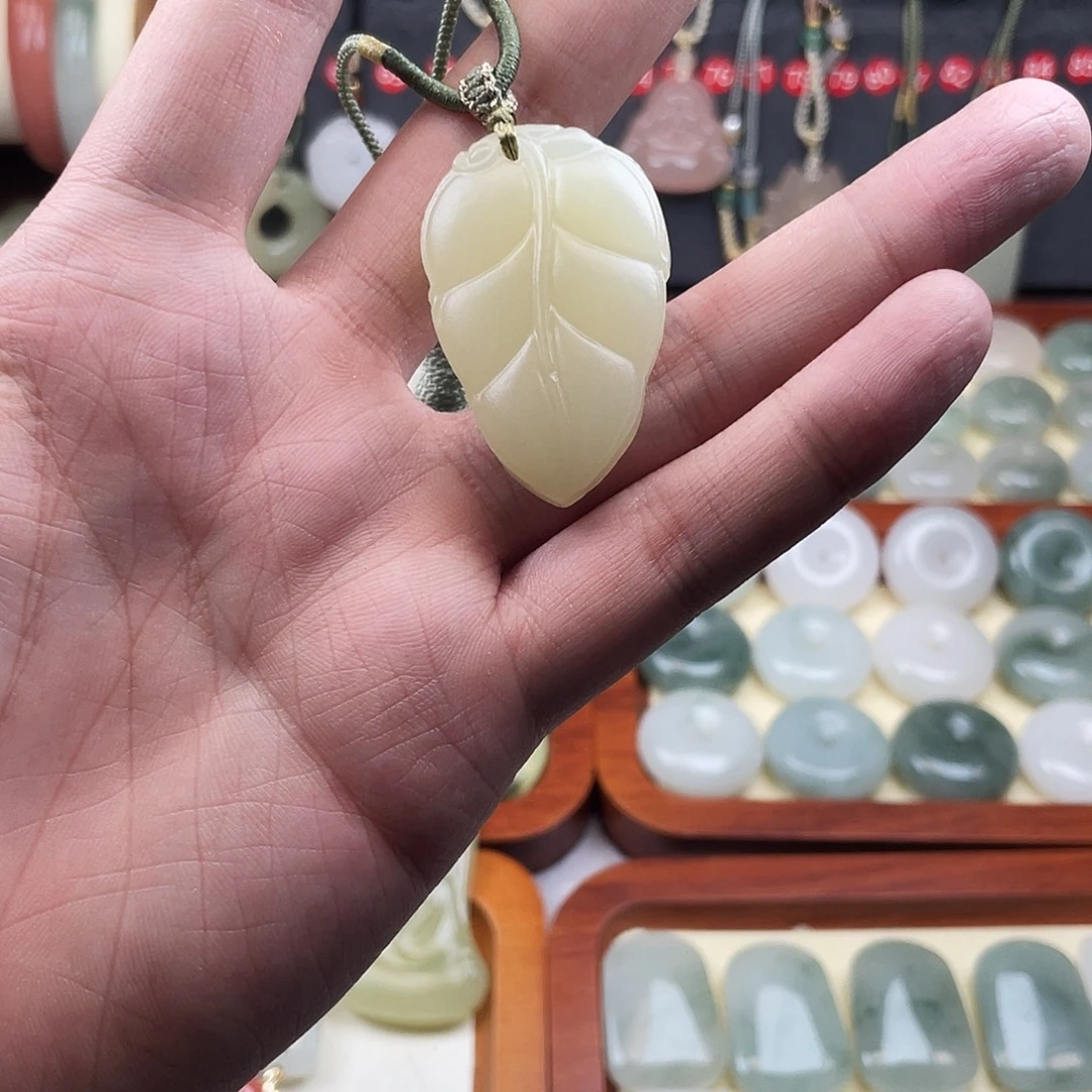 石英质玉未镶嵌颈饰