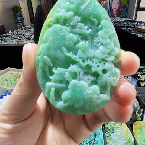 翡翠未镶嵌颈饰一个