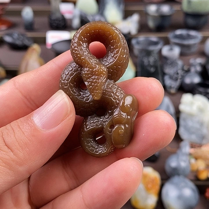 ****刀和田玉未镶嵌颈饰