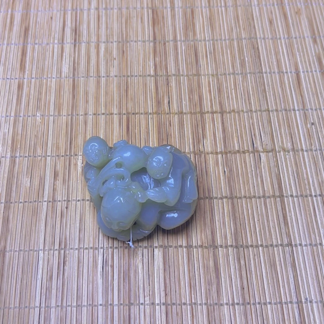和田玉未镶嵌把件