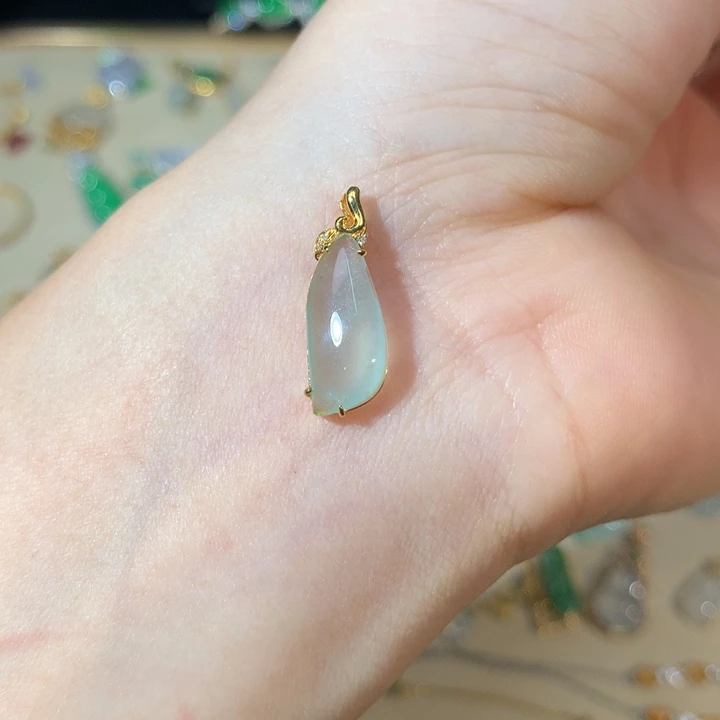 颈饰18K金镶嵌翡翠