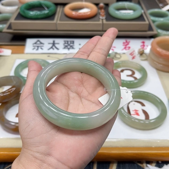 石英质玉未镶嵌手镯汾**?