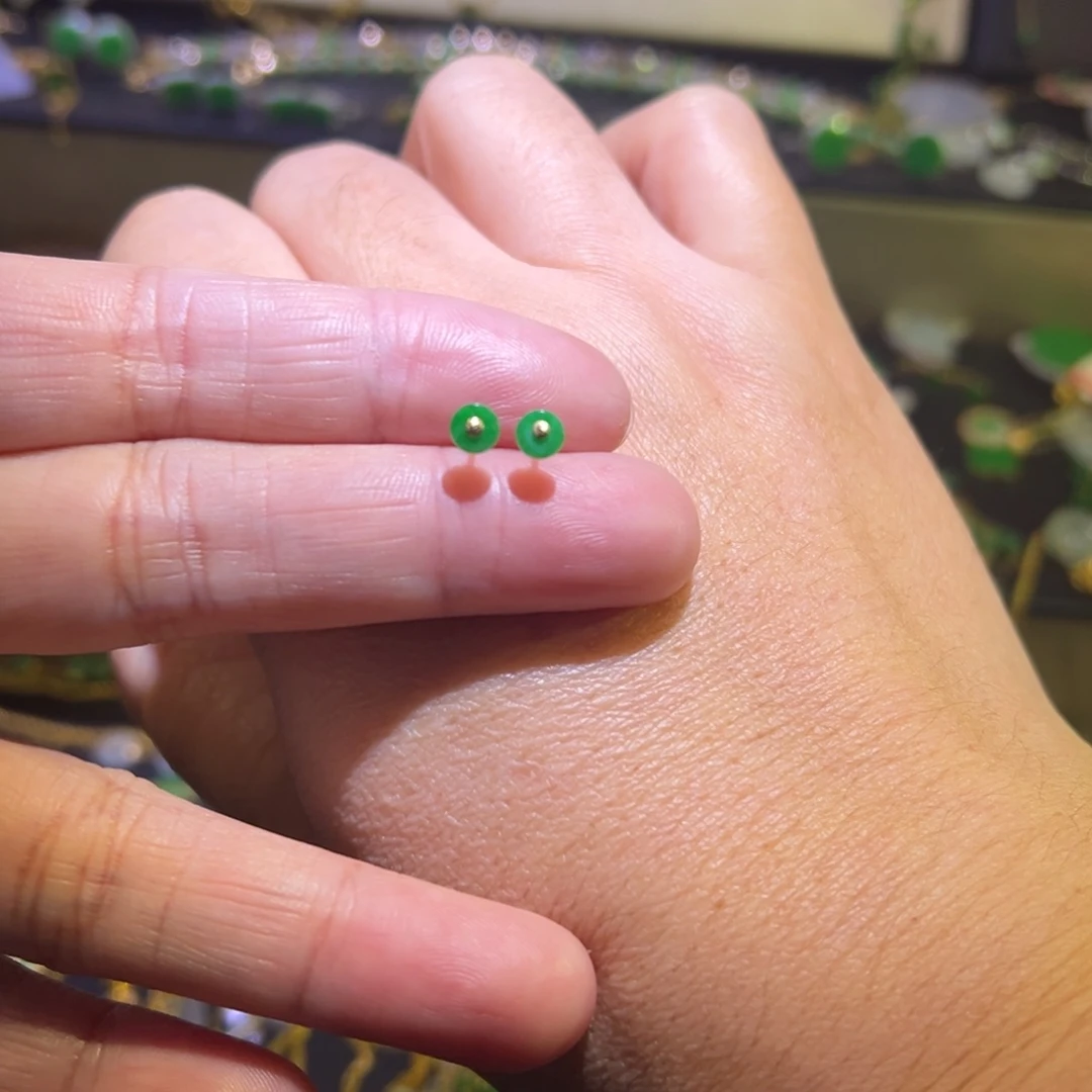 颈饰18K金镶嵌翡翠耳钉