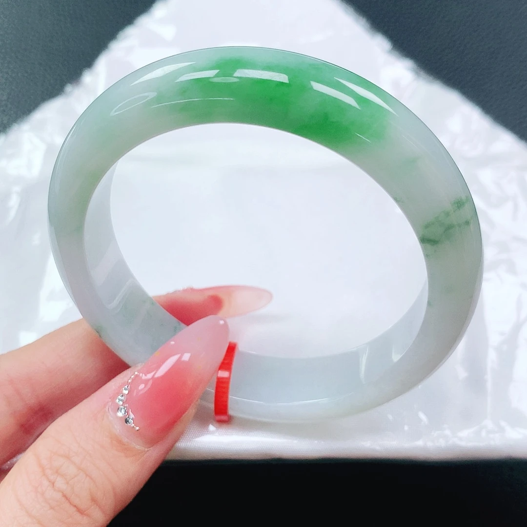 翡翠手镯未镶嵌55圈